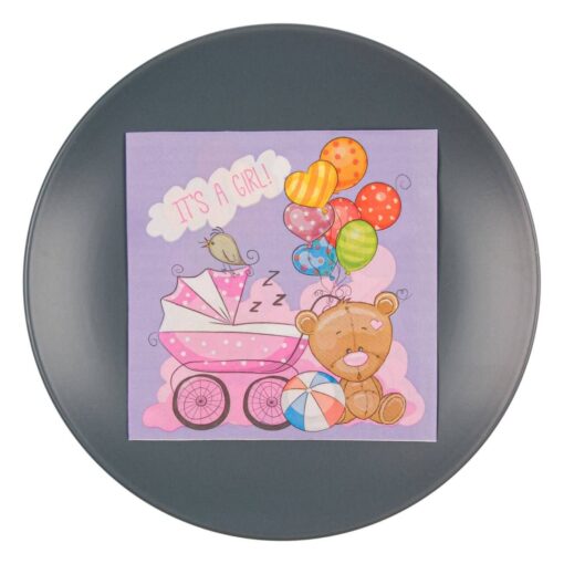 Set 12 Servetele Petrecere It's A Girl Set servetele lila si roz pentru petreceri, imprimate cu ursulet de plus, baloane si carucior Dimensiuni: 33x33 cm. Material: 100% celuloza Servetelele sunt imprimate cu cerneala non toxica pe baza de apa.