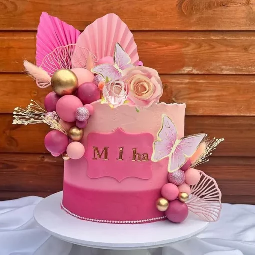 Decoratiune Tort Tematica Eleganta cu Flori Roz si Elemente Aurii