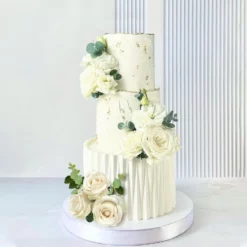 Decoratiune Tort Cu Trandafiri Albi Elegant