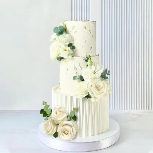Decoratiune Tort Cu Trandafiri Albi Elegant