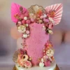 Decoratiune Tort Tematica Eleganta cu Flori Roz si Elemente Aurii