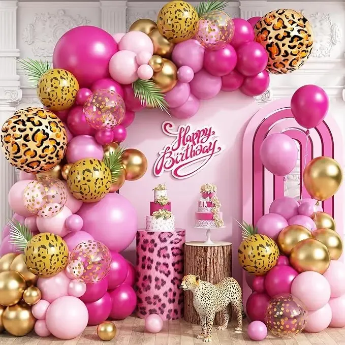 Prezentare eleganta pentru un set arcada baloane Safari Pink asimetric, cu baloane fucsia, aurii si imprimeu leopard, montat langa tort.