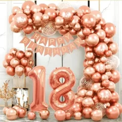 Prezentare eleganta pentru un set arcada baloane majorat rose gold, montat asimetric cu cifre gigant 18 si banner Happy Birthday.
