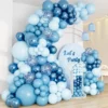Prezentare eleganta pentru un set arcada baloane aniversare Shades of Blue, montat asimetric langa un panou decorativ pentru petreceri de baieti.