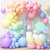 Prezentare eleganta pentru un set arcada baloane aniversare Macaron Pastel multicolor, montat asimetric langa un candy bar cu tematica dulciuri.