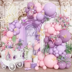 Prezentare eleganta pentru un set arcada baloane aniversare fetite in nuante de roz, lila si mov, decorata cu fluturi 3D aurii.
