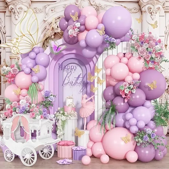 Prezentare eleganta pentru un set arcada baloane aniversare fetite in nuante de roz, lila si mov, decorata cu fluturi 3D aurii.