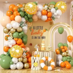 Prezentare eleganta pentru un set arcada baloane aniversare Little Cutie in culori de verde salvie, portocaliu, auriu, decorata cu baloane folie portocala.