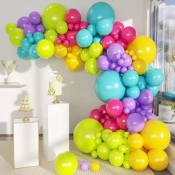 Prezentare eleganta pentru un set arcada baloane aniversare Tropical Neon multicolor, montat asimetric in culori de galben, verde neon, turcoaz, fucsia si mov.