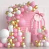 Prezentare eleganta pentru un set arcada baloane aniversare roz si alb, decorat asimetric cu baloane aurii si transparente cu confetti.