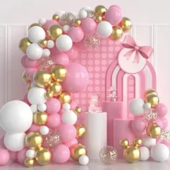 Prezentare eleganta pentru un set arcada baloane aniversare roz si alb, decorat asimetric cu baloane aurii si transparente cu confetti.