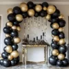 Prezentare eleganta pentru un set arcada baloane aniversare Black & Gold, montat asimetric cu baloane negre si aurii metalizate.
