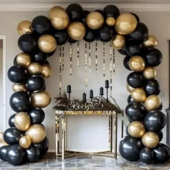 Prezentare eleganta pentru un set arcada baloane aniversare Black & Gold, montat asimetric cu baloane negre si aurii metalizate.