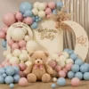 Prezentare eleganta pentru un set arcada baloane pastel mix, montat asimetric in culori de roz, bleu si ivory pentru un baby shower sau gender reveal.