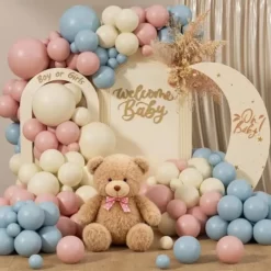 Prezentare eleganta pentru un set arcada baloane pastel mix, montat asimetric in culori de roz, bleu si ivory pentru un baby shower sau gender reveal.