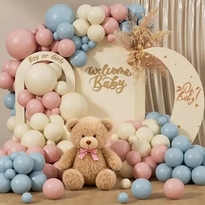 Prezentare eleganta pentru un set arcada baloane pastel mix, montat asimetric in culori de roz, bleu si ivory pentru un baby shower sau gender reveal.