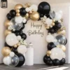 Prezentare eleganta pentru un set arcada baloane Black, White & Gold, montat asimetric cu baloane metalizate si transparente tip Bobo.