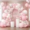 Prezentare eleganta pentru un set arcada baloane aniversare Soft Pink & Rose Gold, montat asimetric cu baloane roz pastel, blush, albe, rose gold metalizat si transparente Bobo.