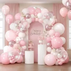 Prezentare eleganta pentru un set arcada baloane aniversare Soft Pink & Rose Gold, montat asimetric cu baloane roz pastel, blush, albe, rose gold metalizat si transparente Bobo.