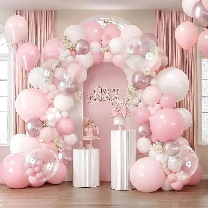 Prezentare eleganta pentru un set arcada baloane aniversare Soft Pink & Rose Gold, montat asimetric cu baloane roz pastel, blush, albe, rose gold metalizat si transparente Bobo.