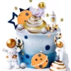 Topper Tort Astronaut Cu Figurine 10 cm Rachetă Și Stele Aurii Pe Un Tort Albastru