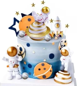 Topper Tort Astronaut Cu Figurine 10 cm Rachetă Și Stele Aurii Pe Un Tort Albastru