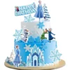 Tort aniversar decorat cu setul de 10 figurine tematice cu castel, fulgi de nea și prințese în nuanțe de albastru.