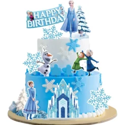 Tort aniversar decorat cu setul de 10 figurine tematice cu castel, fulgi de nea și prințese în nuanțe de albastru.
