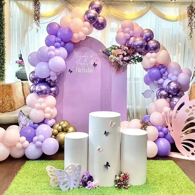 Prezentare eleganta pentru un set arcada baloane aniversare fetite in nuante de roz, lila si mov, decorata cu fluturi 3D aurii.
