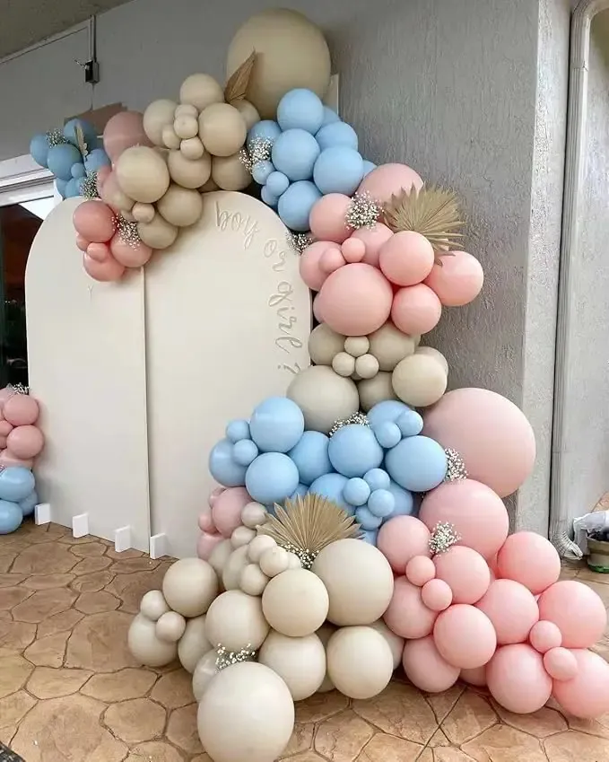 Prezentare eleganta pentru un set arcada baloane pastel mix, montat asimetric in culori de roz, bleu si ivory pentru un baby shower sau gender reveal.