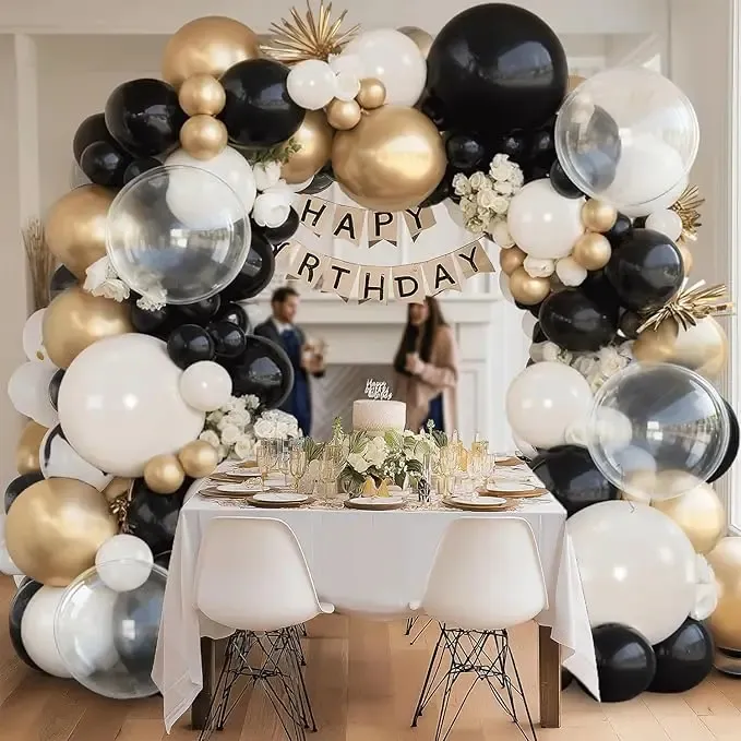 Prezentare eleganta pentru un set arcada baloane Black, White & Gold, montat asimetric cu baloane metalizate si transparente tip Bobo.