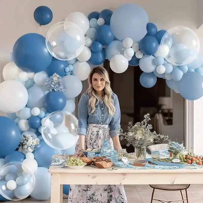 Prezentare eleganta pentru un set arcada baloane aniversare Deep Blue si Sky, montat asimetric cu baloane albastre, bleu si transparente Bobo.