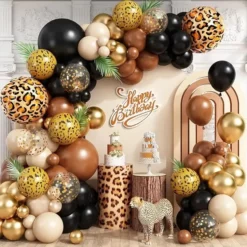 Prezentare eleganta pentru un set arcada baloane aniversare Safari asimetric, cu baloane negre, maro caramel, crem, aurii si imprimeu leopard.