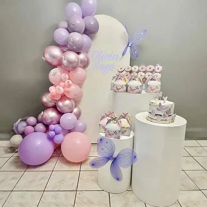 Prezentare eleganta pentru un set arcada baloane aniversare fetite in nuante de roz, lila si mov, decorata cu fluturi 3D aurii.