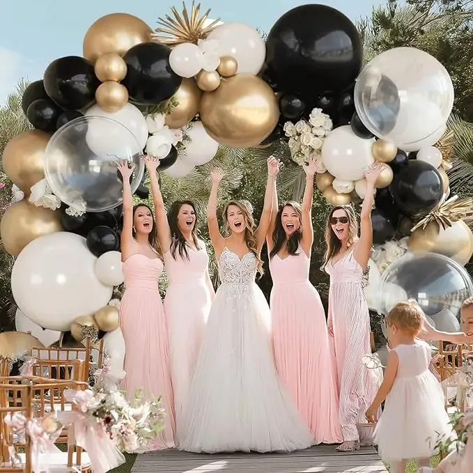 Prezentare eleganta pentru un set arcada baloane Black, White & Gold, montat asimetric cu baloane metalizate si transparente tip Bobo.