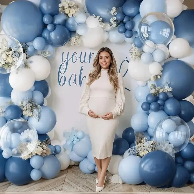 Prezentare eleganta pentru un set arcada baloane aniversare Deep Blue si Sky, montat asimetric cu baloane albastre, bleu si transparente Bobo.