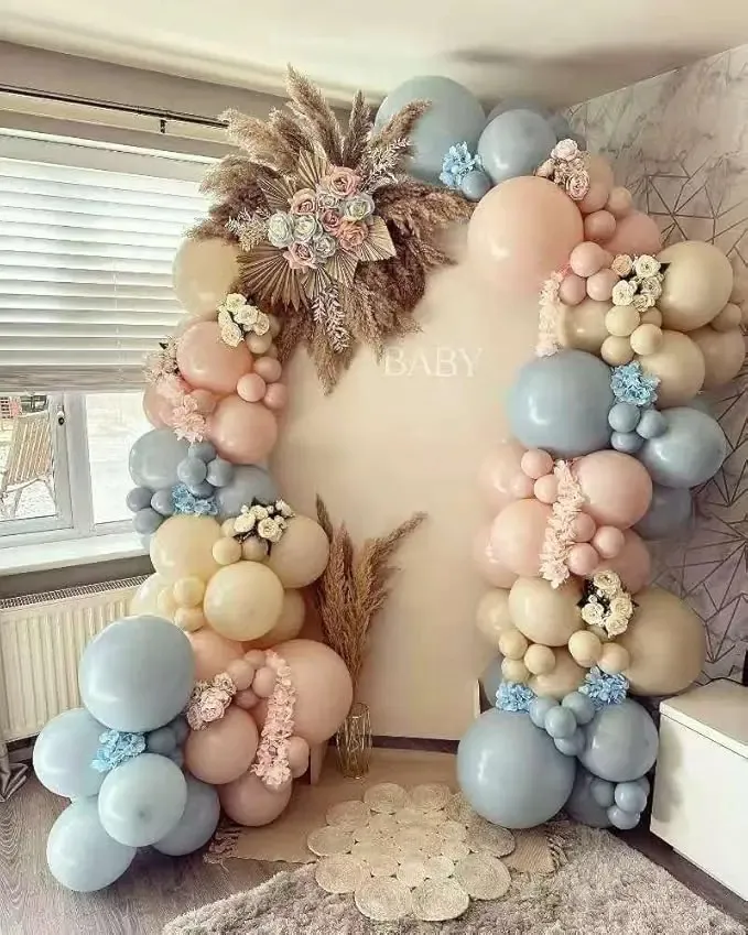 Prezentare eleganta pentru un set arcada baloane pastel mix, montat asimetric in culori de roz, bleu si ivory pentru un baby shower sau gender reveal.