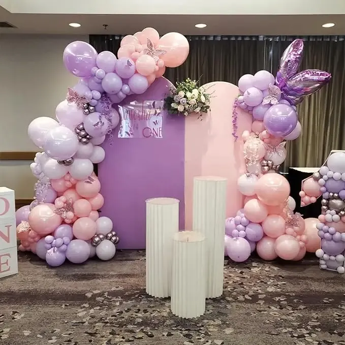 Prezentare eleganta pentru un set arcada baloane aniversare fetite in nuante de roz, lila si mov, decorata cu fluturi 3D aurii.