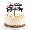 Topper Tort Minnie Mouse Negru Cu Scris Happy Birthday Și Fundițe Roșii Pe Un Tort Alb Decorat Cu Sprinkles