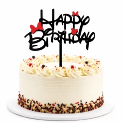 Topper Tort Minnie Mouse Negru Cu Scris Happy Birthday Și Fundițe Roșii Pe Un Tort Alb Decorat Cu Sprinkles