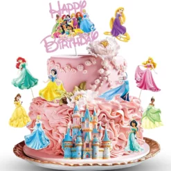Tort roz decorat cu un set de topper tort printese si un castel regal.