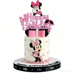 Topper pentru tort cu sclipici roz reprezentand mesajul Happy Birthday si personajul Minnie Mouse pozitionat in partea de sus.