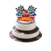 Topper de carton pentru tort cu personajele din Cars, doua steaguri de curse in carouri si mesajul Happy Birthday, asezat pe un tort alb cu etaje.