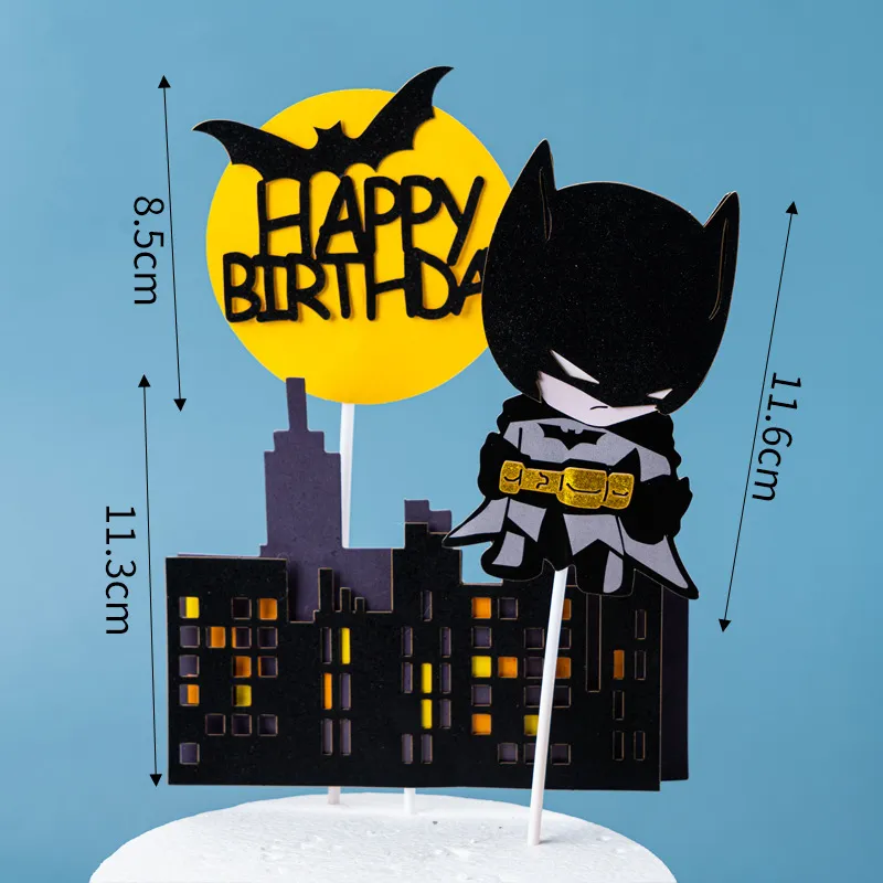 Set de decoratiuni pentru tort cu tema Batman, incluzand silueta neagra a orasului, luna galbena cu Happy Birthday si personajul decorativ.