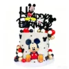 Topper pentru tort cu sclipici negru reprezentand mesajul Happy Birthday si personajul Mickey Mouse pozitionat in partea de sus a unui tort.