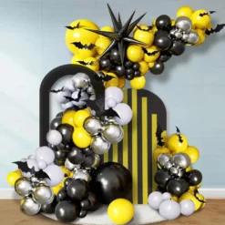 Arcada de baloane asimetrica Batman in culori galben, negru si argintiu cu lilieci decorativi si balon stea 3D.