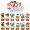 Set decoratiuni tort Paw Patrol cu 13 piese incluzand piesa centrala Happy Birthday si figurine cu salvatori.
