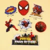 Set de 7 decoratiuni tip topper tort Spiderman cu sclipici incluzand figurine de actiune, panze si silueta orasului.