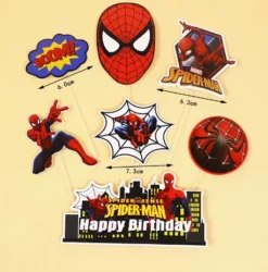 Set de 7 decoratiuni tip topper tort Spiderman cu sclipici incluzand figurine de actiune, panze si silueta orasului.