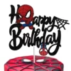 Topper pentru tort cu sclipici negru reprezentand mesajul Happy Birthday si elemente tematice Spiderman pozitionat in partea de sus.